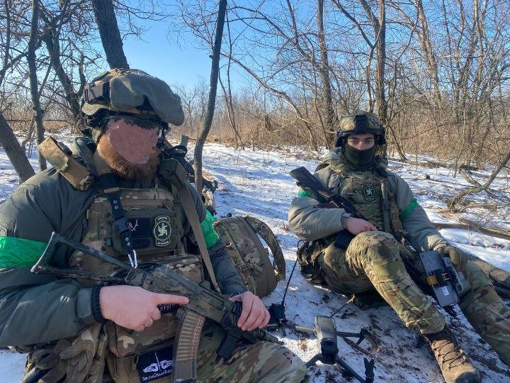 NewsIADN's tweet photo. 📸 Ukraine Army uses sacred "OM" Swastik patch at War Front 

#UkrainianArmy #RussiaUkraineWar #IADN https://t.co/BXw1fUrcCA