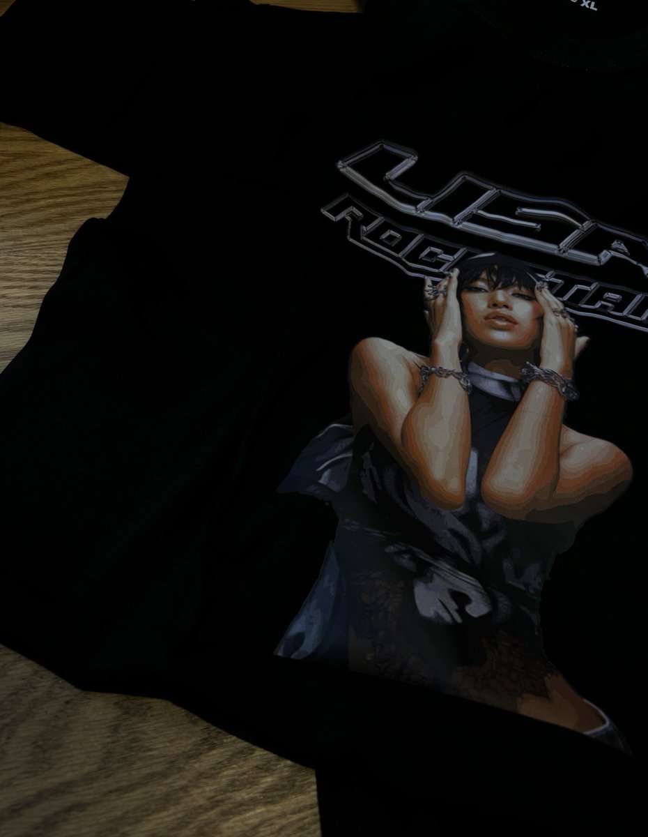 alwaysbeenpinks's tweet photo. mi novia me regaló una remera de lisa 😭🤍 https://t.co/GaWxRApVkC