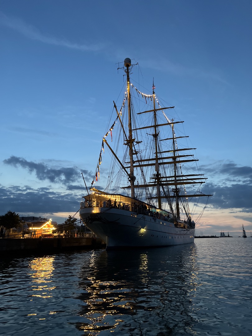 Polizei_MV's tweet photo. #HanseSail2024
Der Tag neigt sich dem Ende entgegen.🌅
Wir wünschen allen Besuchern einen tollen und sicheren Abend.
Wir sind auch weiterhin an Land und auf dem Wasser für euch im #Einsatz.
#PolizeiMV #PolizeiHRO https://t.co/vGStRExwdi