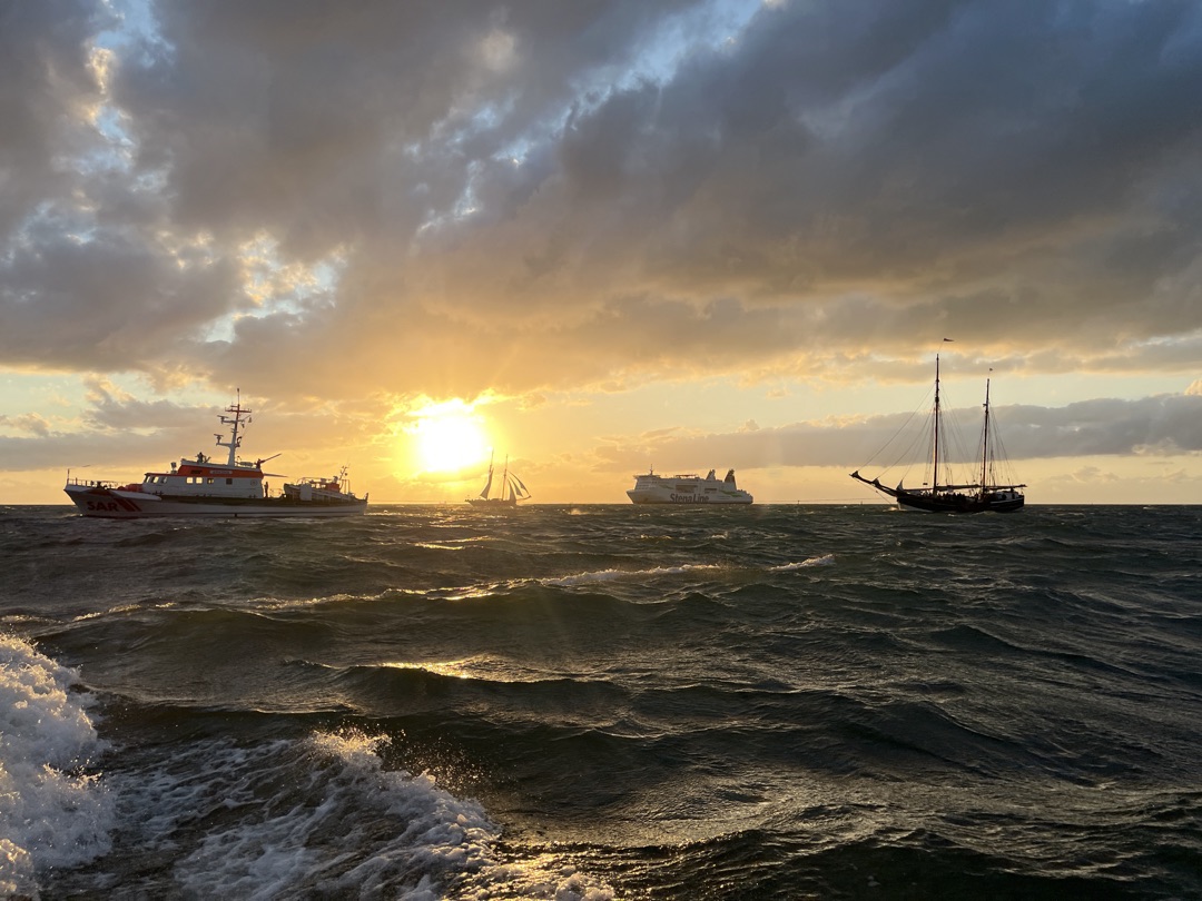 Polizei_MV's tweet photo. #HanseSail2024
Der Tag neigt sich dem Ende entgegen.🌅
Wir wünschen allen Besuchern einen tollen und sicheren Abend.
Wir sind auch weiterhin an Land und auf dem Wasser für euch im #Einsatz.
#PolizeiMV #PolizeiHRO https://t.co/vGStRExwdi