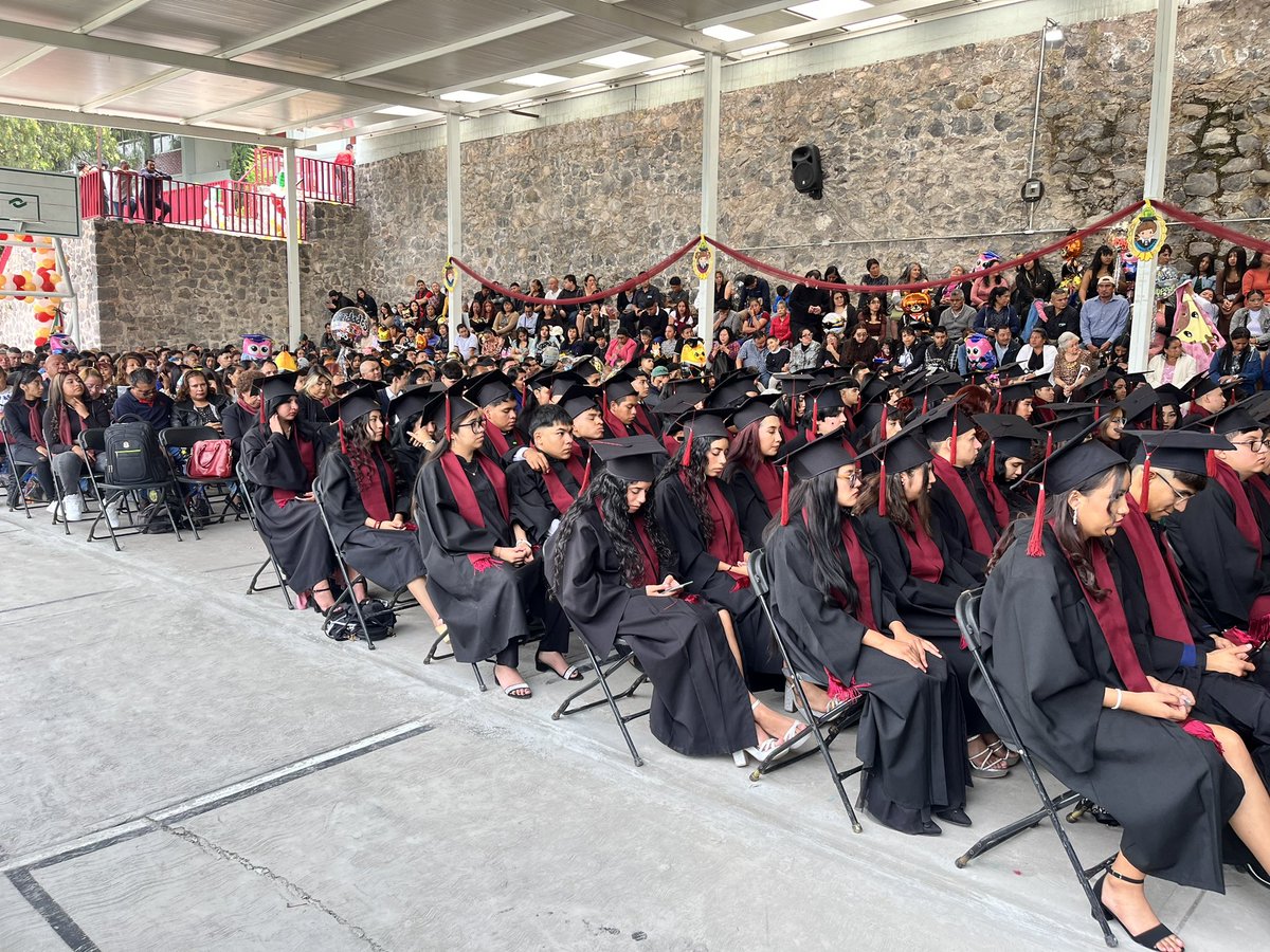 ConalepTlalne2_'s tweet photo. 🎓 ¡Felicidades a la generación 2021-2024! 135 estudiantes se gradúan hoy como P.T.B en Autotrónica, Industria del Vestido y Procesamiento Industrial de Alimentos. Su dedicación y esfuerzo son ejemplo de perseverancia y éxito. ¡El futuro es suyo! https://t.co/AEwtx2z29d
