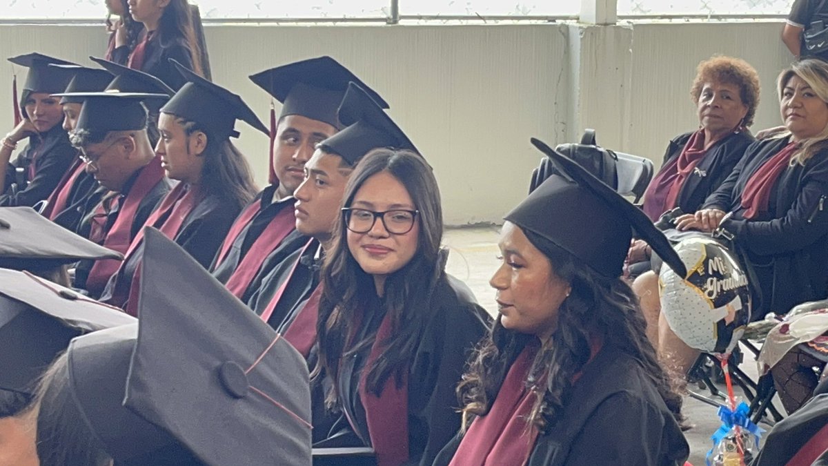 ConalepTlalne2_'s tweet photo. 🎓 ¡Felicidades a la generación 2021-2024! 135 estudiantes se gradúan hoy como P.T.B en Autotrónica, Industria del Vestido y Procesamiento Industrial de Alimentos. Su dedicación y esfuerzo son ejemplo de perseverancia y éxito. ¡El futuro es suyo! https://t.co/AEwtx2z29d