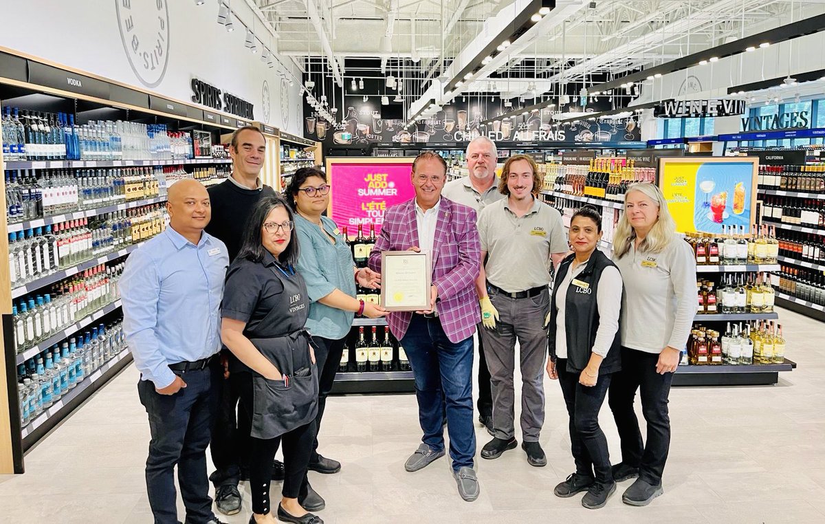 RudyCuzzetto's tweet photo. Thrilled to congratulate the team at the new #Brightwater @LCBO in #PortCredit on their opening today. #MississaugaLakeshore #OpenForBusiness 🥂🍾 https://t.co/iqoNtNXtdT