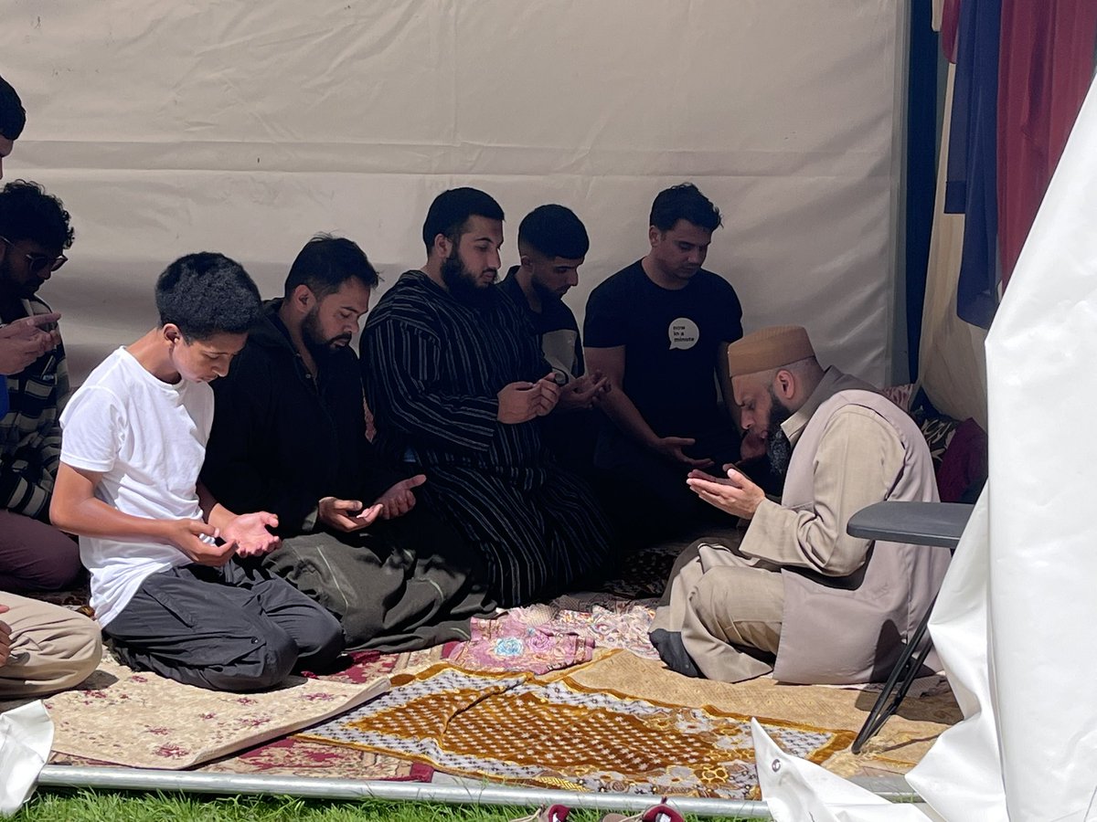 Gwenfair Griffith (@gwenfair_) on Twitter photo Braint bod yn dyst i’r gweddïau Jummah cyntaf ar faes yr <a href="/eisteddfod/">eisteddfod</a> heddiw.
Neges bwysig am barch a chariad at gyd-ddyn.
Mwy ar Bwrw Golwg <a href="/BBCRadioCymru/">Radio Cymru</a> ddydd Sul. Braint bod yn dyst i’r gweddïau Jummah cyntaf ar faes yr <a href="/eisteddfod/">eisteddfod</a> heddiw.
Neges bwysig am barch a chariad at gyd-ddyn.
Mwy ar Bwrw Golwg <a href="/BBCRadioCymru/">Radio Cymru</a> ddydd Sul.