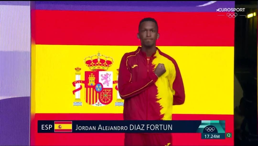 - Llega
- Hace el saludo de SNK
- Salta 17'86m en su primer intento
- Se lleva el oro

Don Jordan Díaz Fortun 🐐