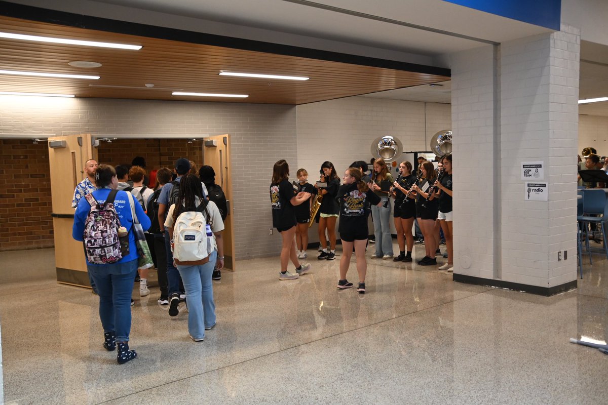 CourtlandPride's tweet image. Freshman Transition day-  Renaissance Rally! 🔵⚪️🐾 #AllforthePaw