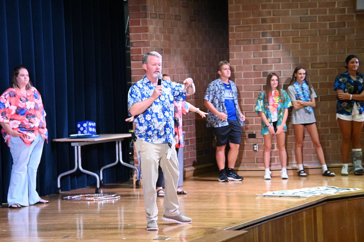 CourtlandPride's tweet image. Freshman Transition day-  Renaissance Rally! 🔵⚪️🐾 #AllforthePaw