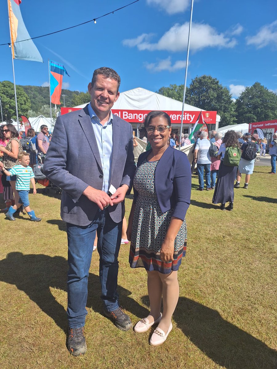 Pleased to meet Rhun ap Iorwerth MS, leader of <a href="/Plaid_Cymru/">Plaid Cymru 🏴󠁧󠁢󠁷󠁬󠁳󠁿</a> at #Eisteddfod of Wales.

Thanks <a href="/cymrucubacsc/">Cymru Cuba</a> for the invitation and hospitality.