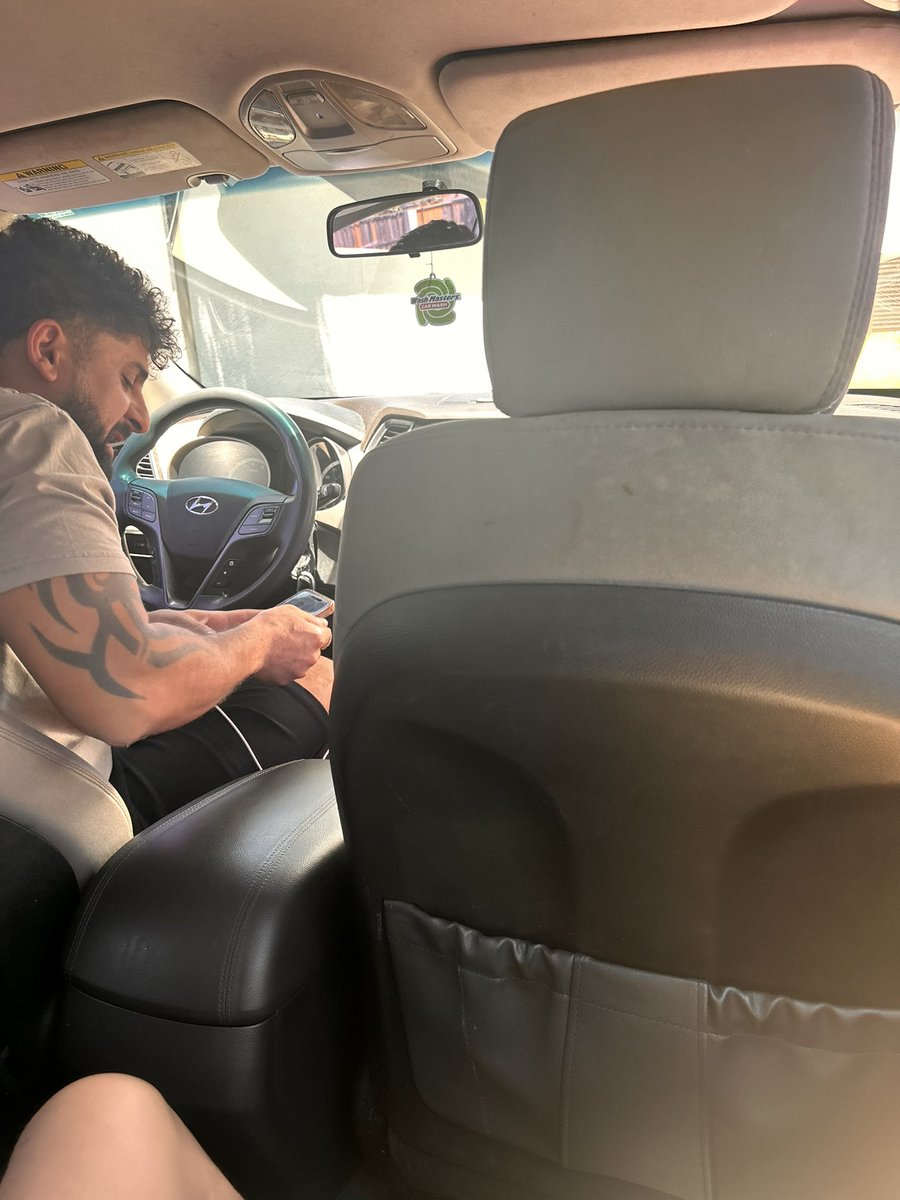 BobbyRobbyJP's tweet photo. Hooked up with my Uber driver 😈 https://t.co/MlwvEqEr81