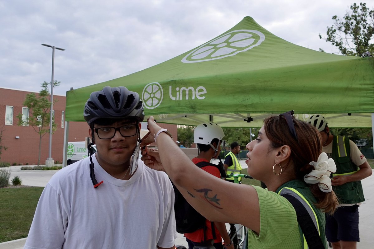 ChicagoSafe's tweet image. A successful helmet and light giveaway! Huge thanks to @lime for providing helmets. 

Follow us for future giveaways 

#bikechicago #bikechi