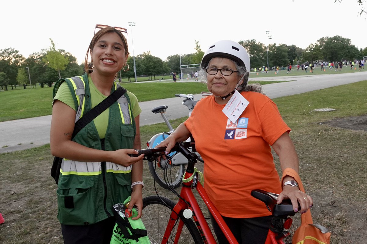 ChicagoSafe's tweet image. A successful helmet and light giveaway! Huge thanks to @lime for providing helmets. 

Follow us for future giveaways 

#bikechicago #bikechi