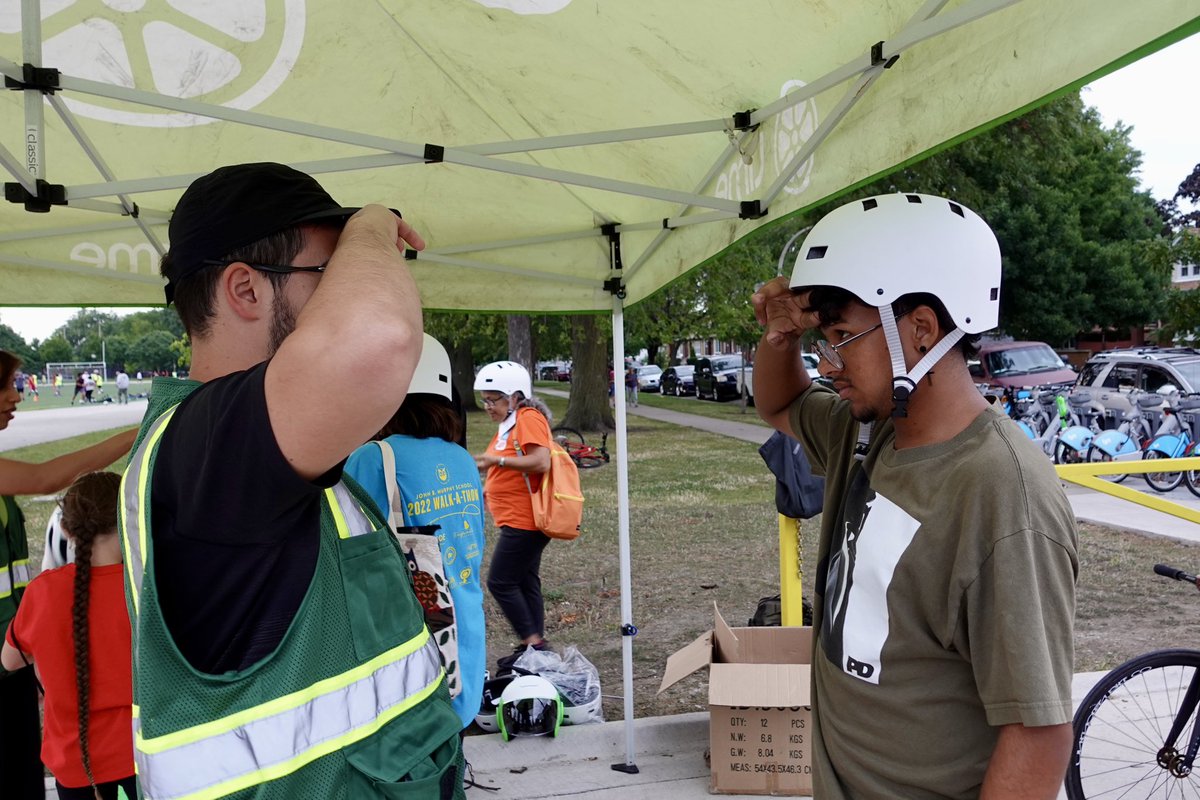 ChicagoSafe's tweet image. A successful helmet and light giveaway! Huge thanks to @lime for providing helmets. 

Follow us for future giveaways 

#bikechicago #bikechi