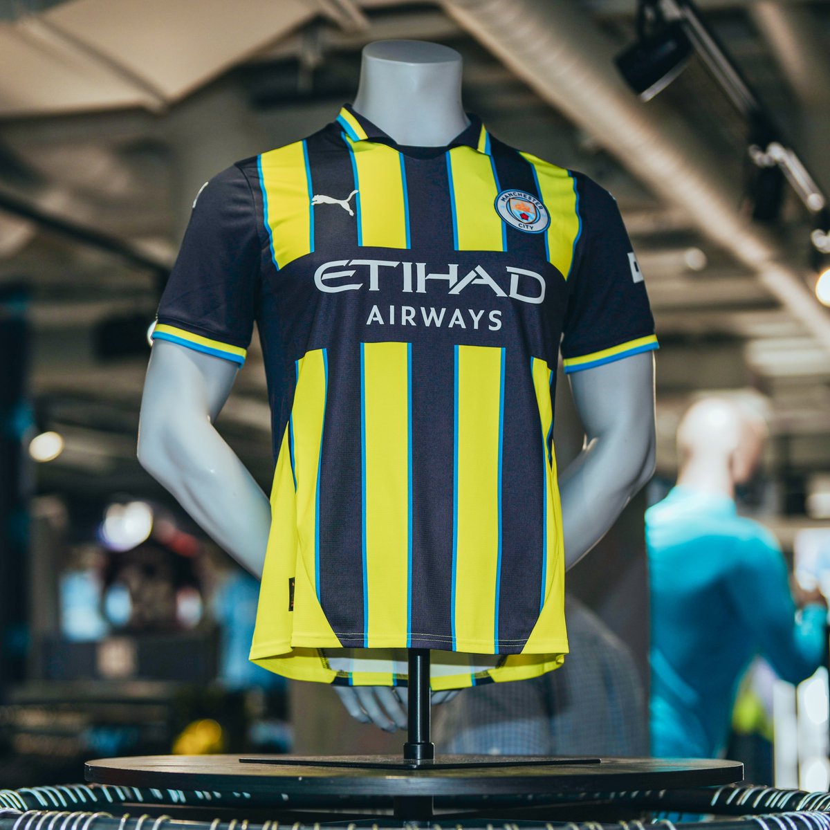 ManCity's tweet photo. A kit launch day to remember with @OfficialPDickov in the CityStore! 🤩🩵

🤝 @pumafootball https://t.co/3vu5FesOo9