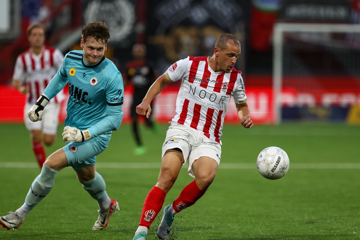 woutfassbender's tweet photo. Een pijnlijke rentree van Excelsior in de Keuken Kampioen Divisie. De degradant gaat door geklungel achterin onderuit bij TOP Oss https://t.co/aHX28AIy3R #toposs #excelsior #topexc https://t.co/SKpRasp80N