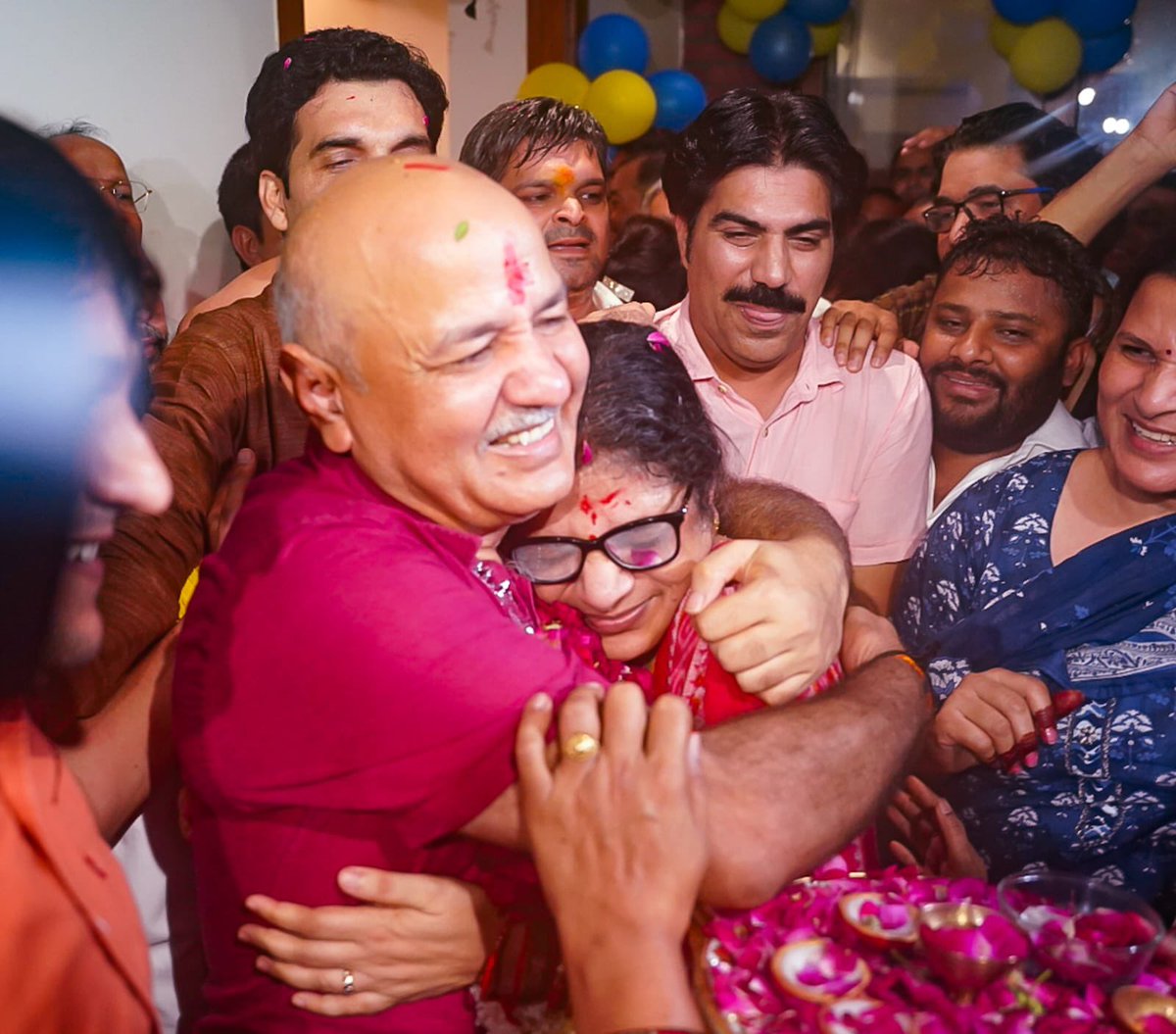 Picture Of The Year
Love You <a href="/msisodia/">Manish Sisodia</a> Sir
जेल के ताले टूट गए
मेरे हीरो छूट गए।।
#ManishSisodiaBail