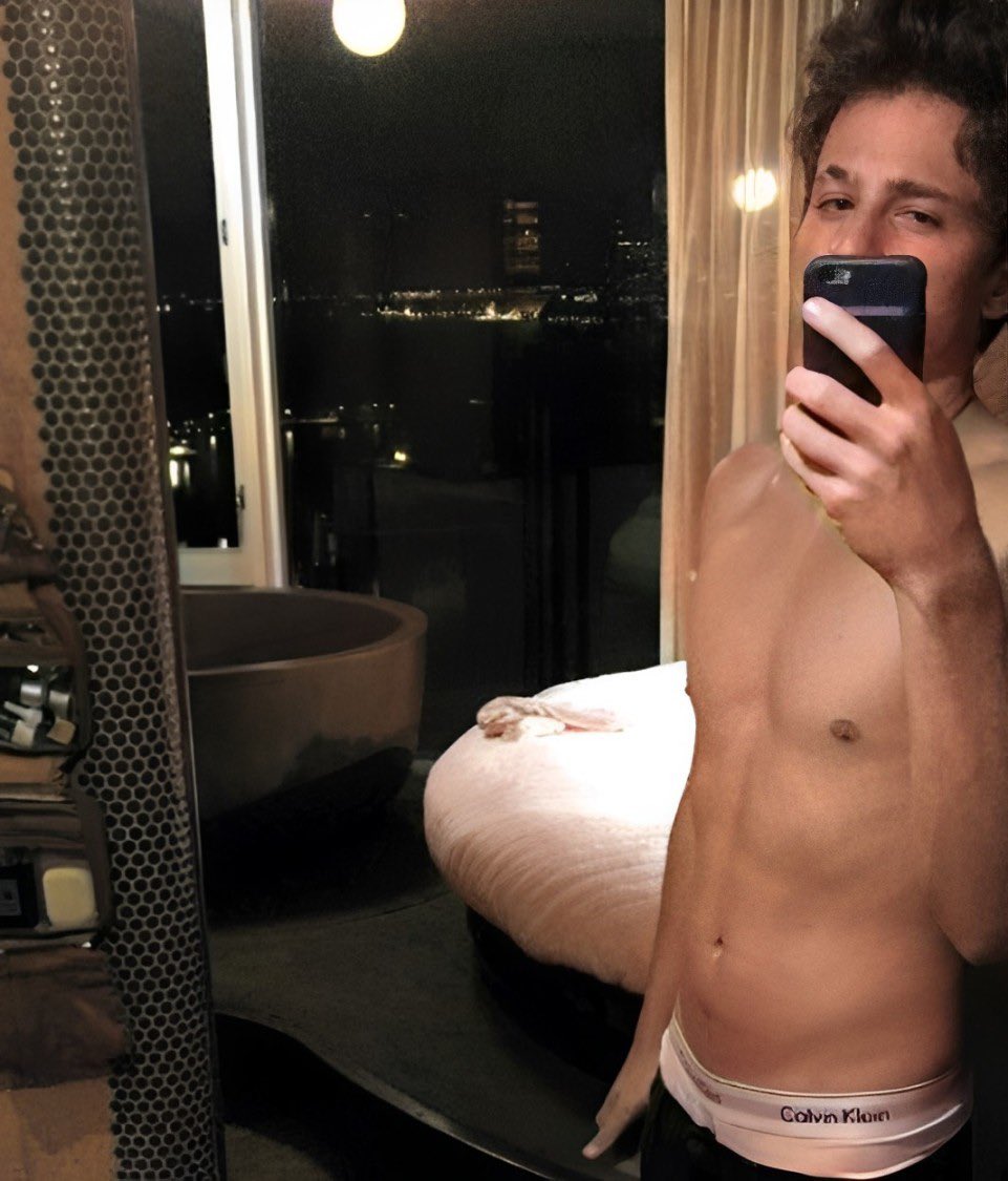 FitFamousMales's tweet photo. Charlie Puth 😍 https://t.co/J9Ey76t1Aa