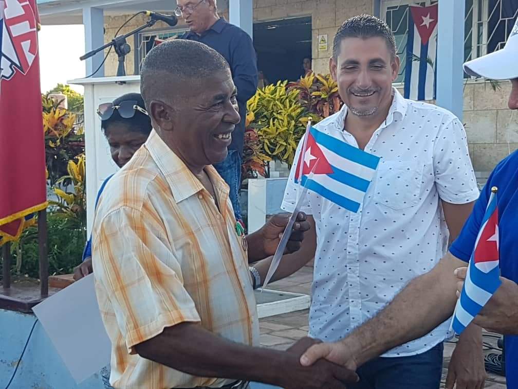 YamileRamosCord's tweet photo. Muchas felicidades para Medardo Sotolongo Hernández trabajador destacado del sector Hidráulico q en el día hoy  recibió la distinción Armando Mestre que otorga el Sindicato Nacional de Trabajadores de la Construcción. #PinardelRío #PinarXNuevasVictorias @INRHCuba https://t.co/6qUeUdo0aY