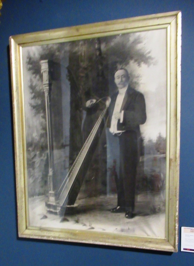 Galw yn <a href="/PontyMuseum/">Amgueddfa Pontypridd Museum</a> (adeilad a fu unwaith yn gartref eglwys Tabernacl <a href="/BUWales/">Bedyddwyr / Baptists</a>); am organ a phulpud godidog! Hefyd, telyn Taliesin James, mab James James, cyfansoddwr Hen Wlad fy Nhadau. Bu'n dysgu <a href="/ColegCerddDrama/">Coleg Brenhinol Cerdd a Drama Cymru</a>. Canodd y delyn pan ddadorchuddiwyd y gofeb #ParcYnysAngharad.