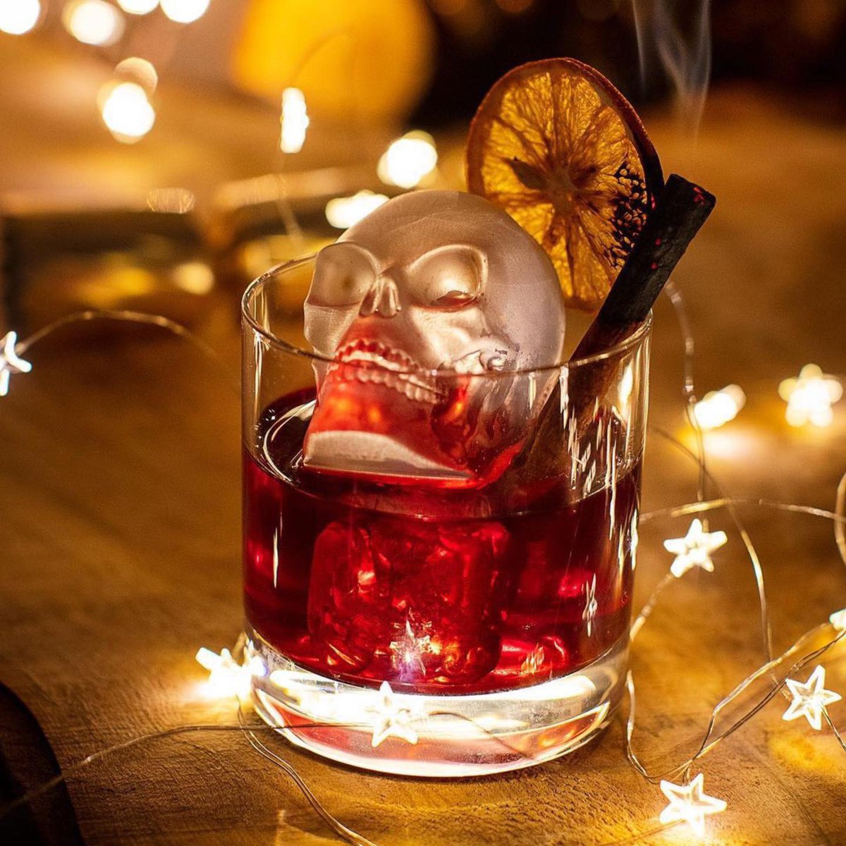 Want to ensure that your drinks take centre stage at your next summer BBQ? Take a look at our skull ice moulds 👇🏼

d1londonspirits.co.uk/products/skull…