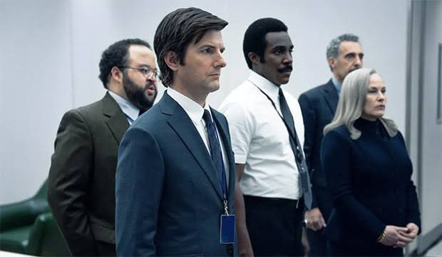 seriadator's tweet photo. AS 25 MELHORES SÉRIES DA ATUALIDADE

(somente séries, estando no ar ou não, que ainda não foram finalizadas)

segue o fio:

1º SEVERANCE 

Onde ver: Apple TV+ https://t.co/QKYafkNAJ3
