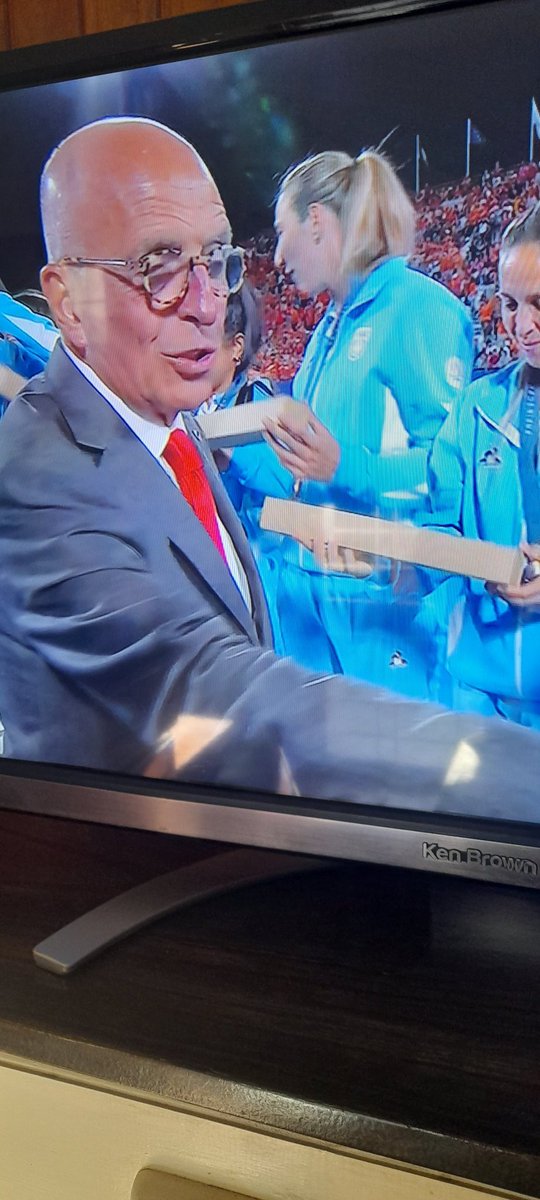 "Coco" Budeisky, dirigente del hockey de QAC presente en la premiación de Las Leonas en los JJOO de Paris.