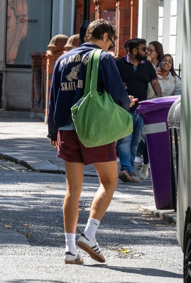 hsdcandids's tweet photo. Harry out and about in London today - August 9 https://t.co/R4iTszwdXf