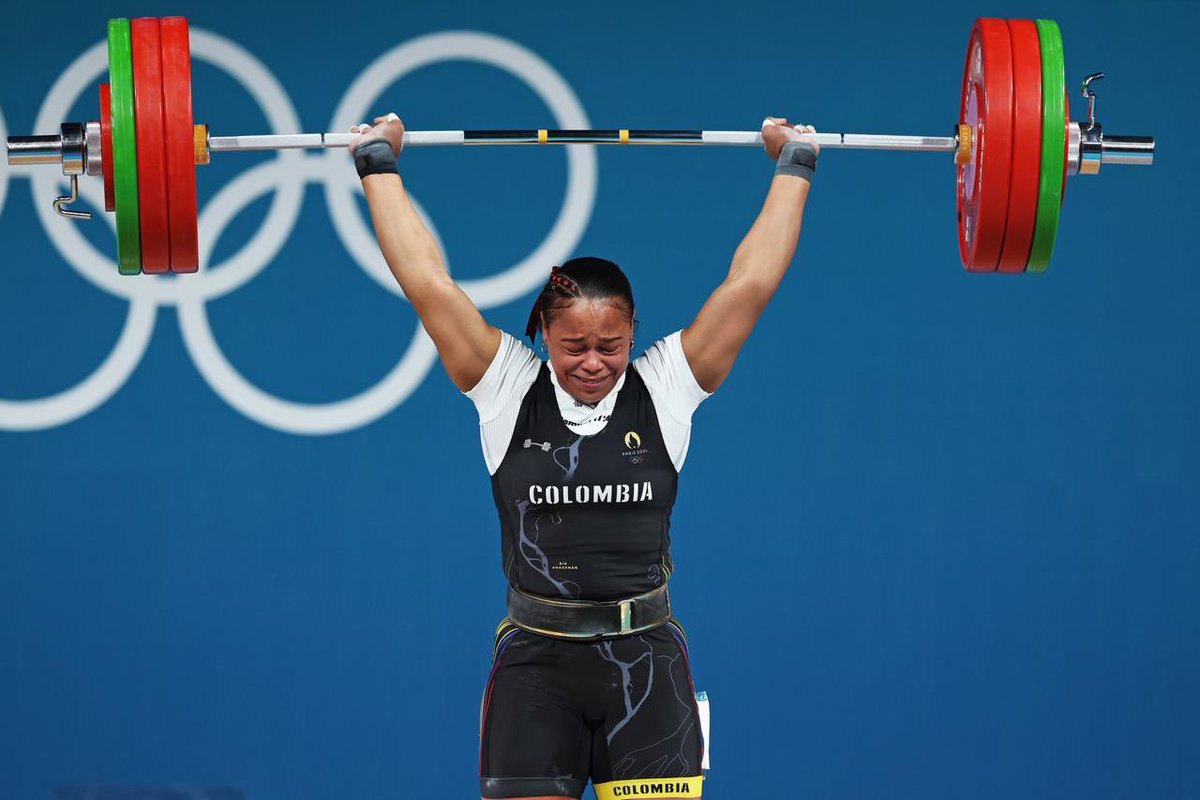 DeportColombia's tweet photo. #Paris2024 | ¡QUE IMAGEN 🥹! Esto es lo que significa ser podio olímpico ❤️‍🔥

Rompiste tu marca personal en el arranque y te mantuviste al borde de la medalla.

Rompiste tu marca personal en el envión e incluso contra todo pronóstico subiste 5kg y ganaste la medalla de plata 

Debutaste en tus primeros juegos y mejoraste tu posición en cualquier registro mundial antes hecho.

Nos entregaste la tercera medalla olímpica, y segunda de la jornada. 

Gracias, gracias, y mil gracias 💛💛💙❤️

📸: @juegosolimpicos
