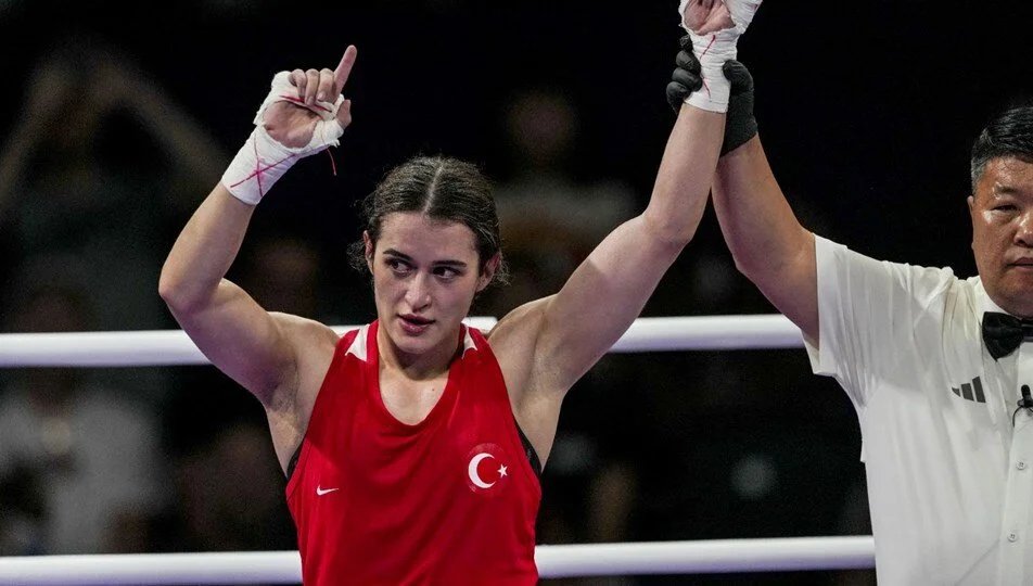 Şu ana kadar Paris'te aldığımız 6 madalyanın 3'ünü kadın boksörlerimiz kazandı. 🇹🇷

Buse Naz Çakıroğlu 🥈
Hatice Akbaş 🥈
Esra Yıldız Kahraman 🥉