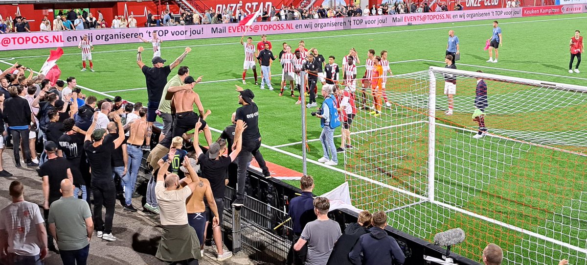 leon_voskamp's tweet photo. Het voetbalseizoen geopend bij TOP Oss tegen Excelsior. De Osse vechtmachine won in een sfeervol Frans Heesen Stadion: 3-1. #topexc https://t.co/h1COeBJiEP