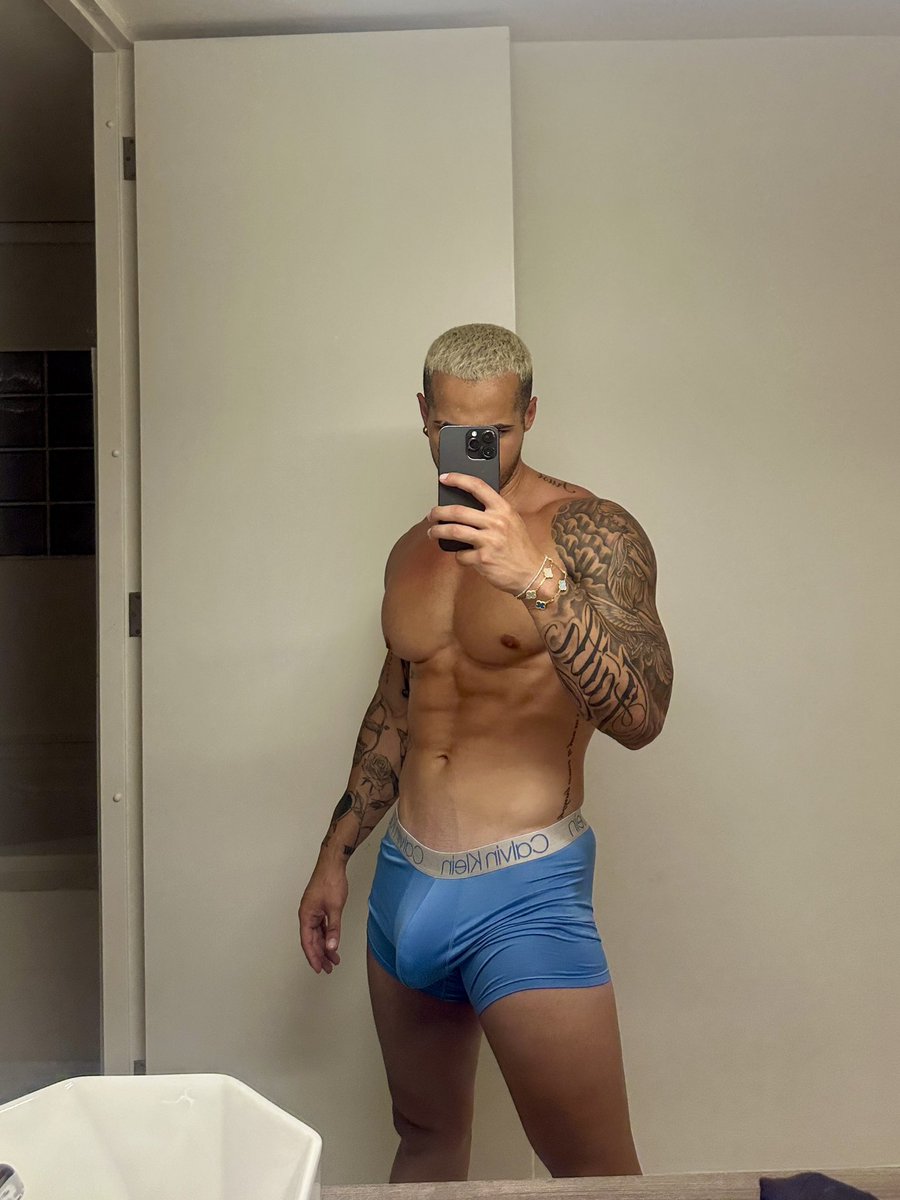 itsofficialjt's tweet photo. my fav color blue https://t.co/bZ2A9sGUug