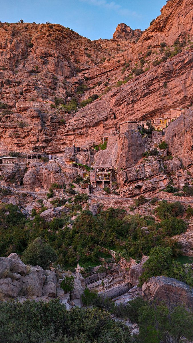 OmanTripper's tweet image. A window into a 500 year old village in the mountains of Oman 🇴🇲 ❤️

#beautyhasanaddress #Oman #OmanTripper #عمان #الجبل_الاخضر #JabalAkhder #Suwgra #asmr