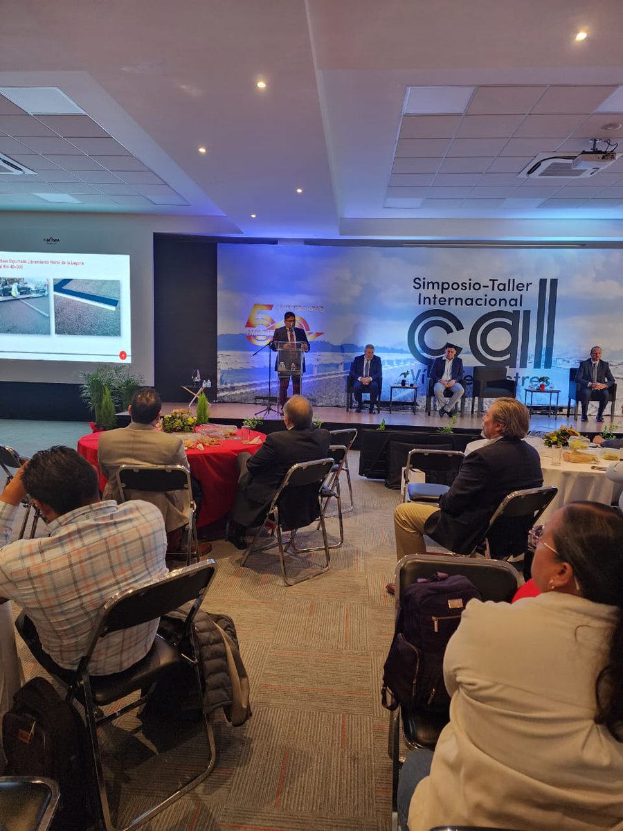 itafec_mx's tweet photo. "Asfalto Espumado: se produce al inyectar agua y aire bajo alta presión en asfalto caliente, aumentando su volumen 20 veces," explica Javier Fernández en #CalVT24.
Gracias a @construmac y @GrupoCalidra.
#Ingenieríacivil #IngenieríaVial https://t.co/dSy4ewtsNV