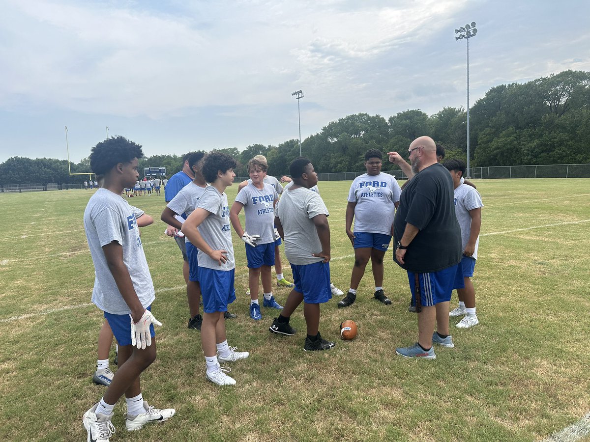 FmsBoyssports's tweet photo. Taking advantage of this great weather! #FMSMustangs https://t.co/wocnAEL85x