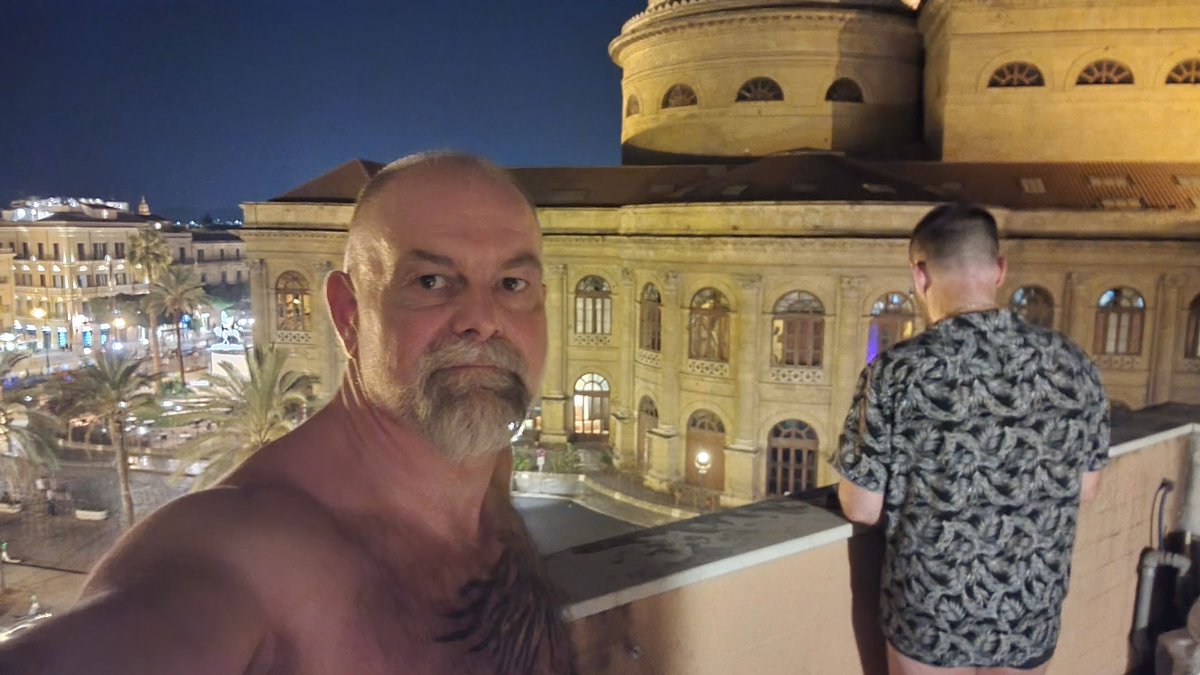 Jimmy_Grey_FR's tweet photo. Siamo ben arrivati a Palermo !
Bella terraza e bella vista sul teatro massimo, bel posto per fare le foto.
#fotografo #modello #modelgay #malemodel #palermogay #siciliagay #gaysicily https://t.co/CJFlb0Jq35