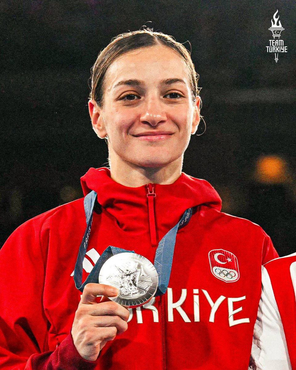 💫Buse Naz tarihe geçti!

#Paris2024 Olimpiyat Oyunları'nı gümüş madalya ile tamamlayan milli boksörümüz Buse Naz Çakıroğlu adını tarihe yazdırdı.

🥊Tokyo 2020'nin ardından Paris'te de kürsüye çıkmayı başaran sporcumuz iki olimpiyat madalyasına sahip tarihteki ilk boksörümüz