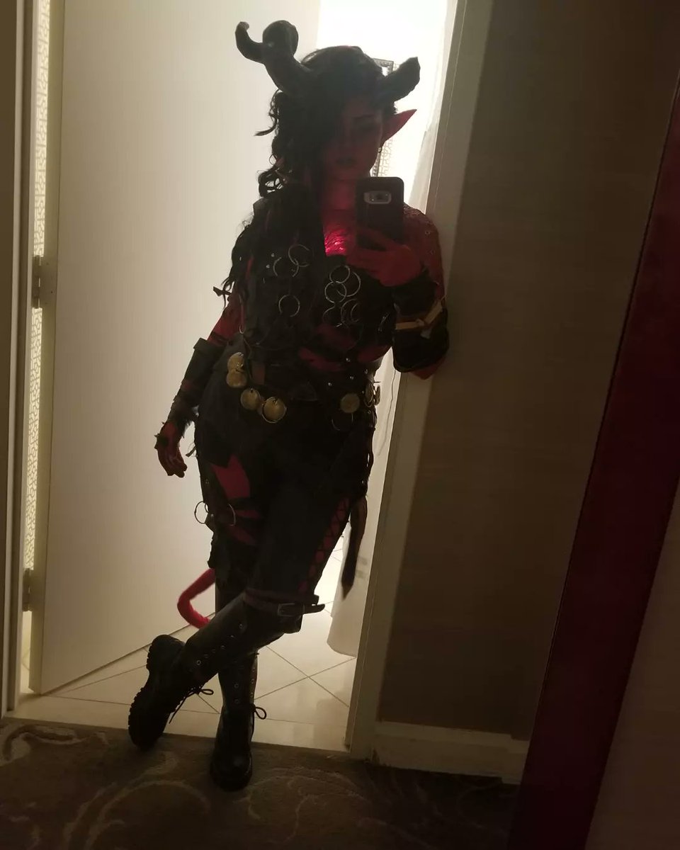 I got a really good picture of my Karlach cosplay glowing that I thought I'd share over here!
