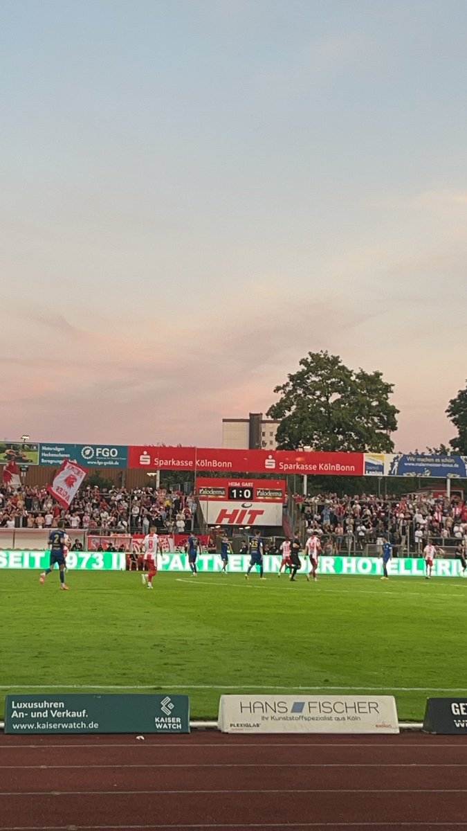 fortunakoeln_jp's tweet photo. 久々Südstadionで生観戦。 第3試合はホームの1.FC Düren戦でした。 相手は昨シーズンポカール戦でFortunaを破れてました。
今夜はFortunaの勝利でしたよ! 1:0でした! とりあえず明日まで首位です。 #FortunaKöln #SCFK https://t.co/H7fxGFIarN
