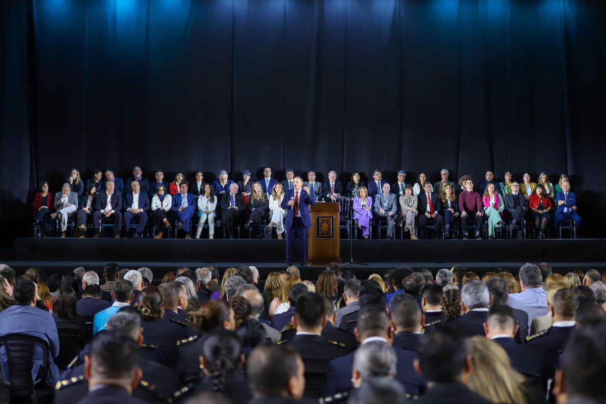 QuintelaRicardo's tweet photo. Me invade la emoción y la alegría de ver concretado este momento tan importante para toda la provincia de La Rioja. En el Superdomo, todo el pueblo riojano juró la nueva Constitución, una Constitución que consagra derechos y establece los principios para la vida en la comunidad.

Renta Básica Universal, derecho al agua, derecho a la conectividad, derecho a la energía son solo algunas de las grandes conquistas que incluye el nuevo texto de la Constitución. 

Queremos que esto sea un faro para poder otorgar en cada provincia los derechos que están consagrados en esta legislación, para poder avanzar en una sociedad más equitativa, que brinde las mismas posibilidades a todas y todos. 

Un enorme GRACIAS por acompañarnos y ser parte fundamental de este nuevo camino que iniciamos a partir de ahora.