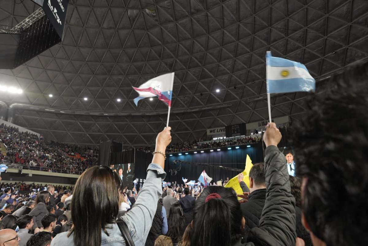 Me invade la emoción y la alegría de ver concretado este momento tan importante para toda la provincia de La Rioja. En el Superdomo, todo el pueblo riojano juró la nueva Constitución, una Constitución que consagra derechos y establece los principios para la vida en la comunidad.