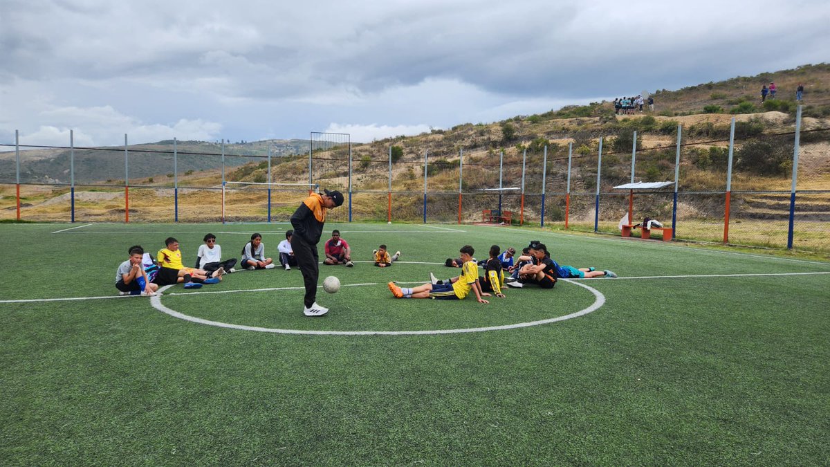 TiempodeJuegoTJ's tweet photo. ¡Acá se está cocinando algo!

Cancha Ciudadela Sucre - Soacha, Colombia. 
 
Ya viene nuestra alianza entre @FJorgeVergara @TiempodeJuegoTJ 

#AprenderJugando 

 @DRodriguezUribe https://t.co/MhswKGqBWb