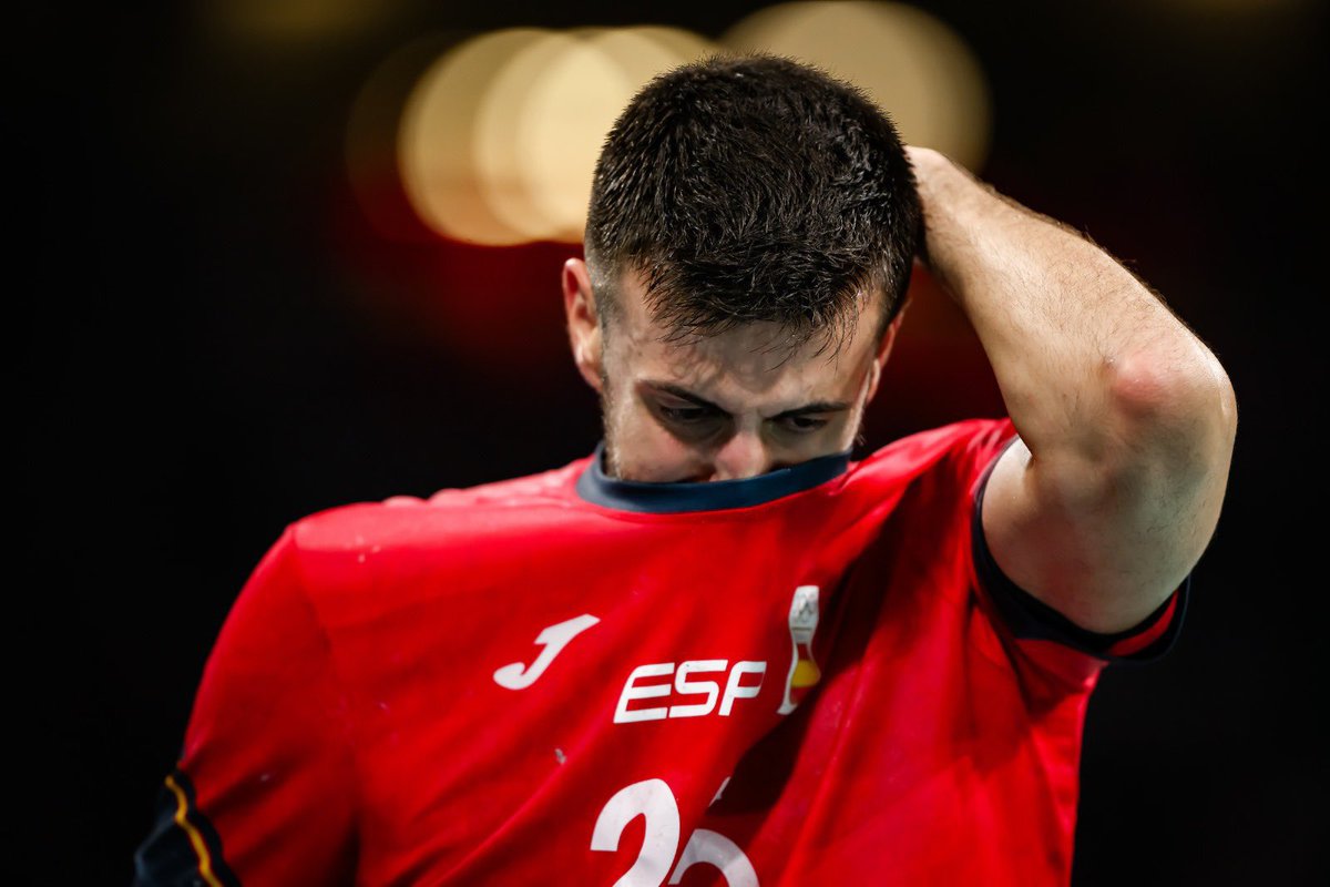 Hoy es una noche muy dura para los #Hispanos 🇪🇸 Pero toca levantarse porque la recompensa es muy grande: otro🥉olímpico.
En especial, mucho ánimo a un jugador que, a pesar de fallar el último lanzamiento, se ha marcado un partidazo vs Alemania 🇩🇪 
Cabeza alta <a href="/aguscasado8/">Agustin Casado</a> 
📸 IHF