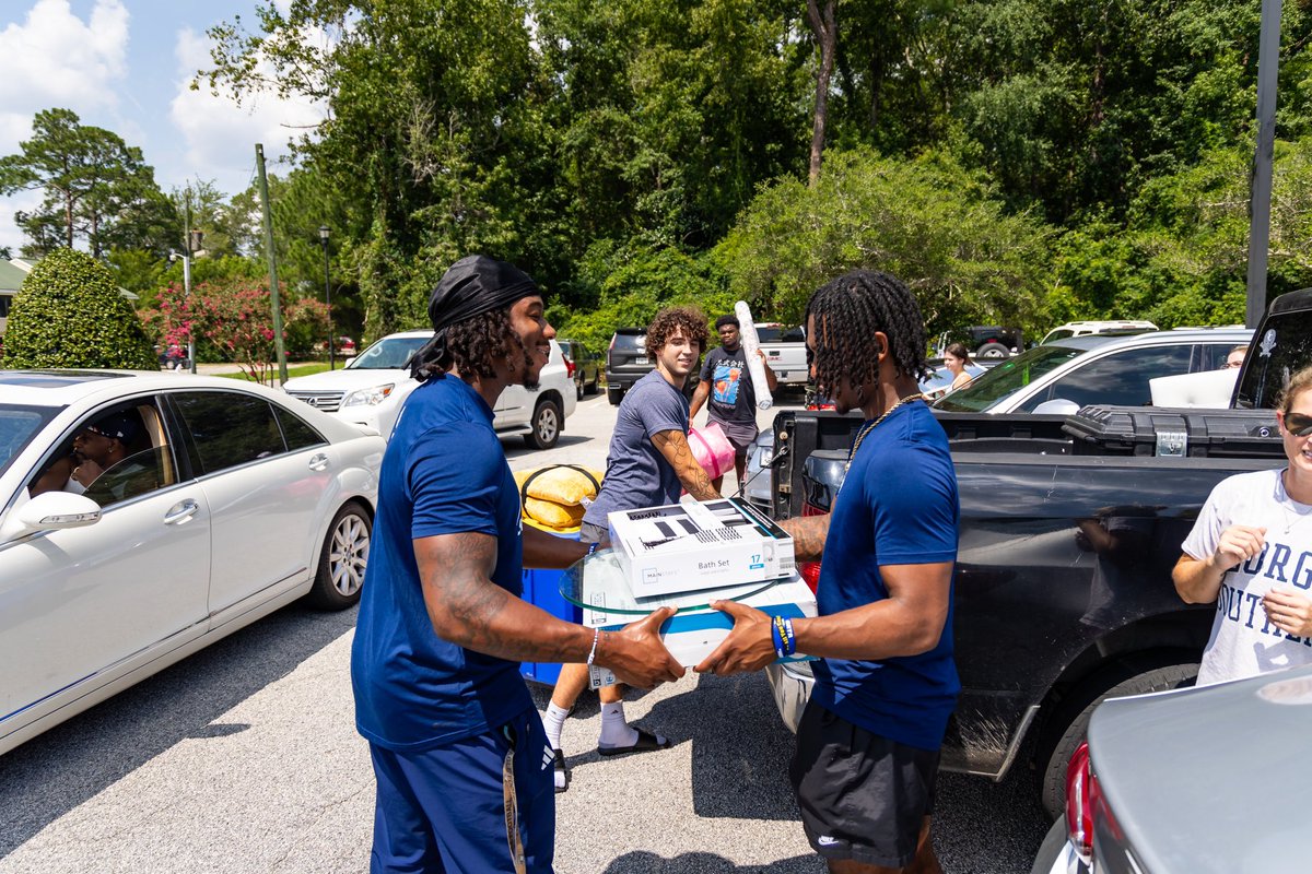GSAthletics_FB's tweet photo. The best welcoming committee 🏡
#HailSouthern | #OperationMoveIn https://t.co/Pam4zoca2h