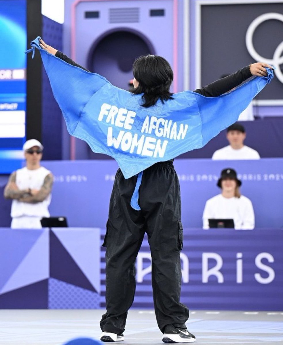 FREE AFGHAN WOMEN ! 
Cette photo aux #JOParis2024 rendons la virale ! 
#FreeAfghanWomen