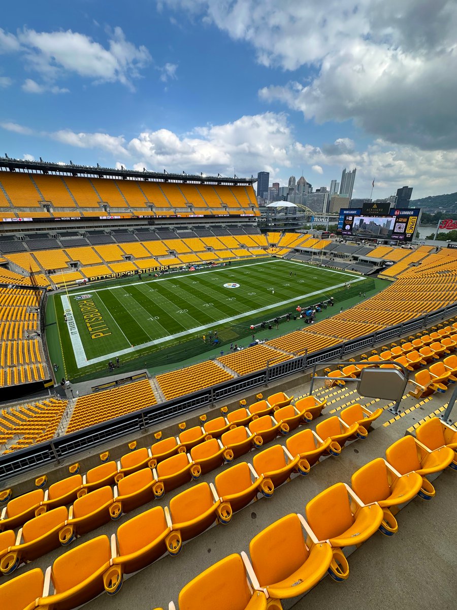 NFL's tweet photo. A perfect afternoon for some football 🤩

📺: #HOUvsPIT at 7pm ET on @NFLNetwork
📱: Stream on #NFLPlus https://t.co/P62UdU3FxU