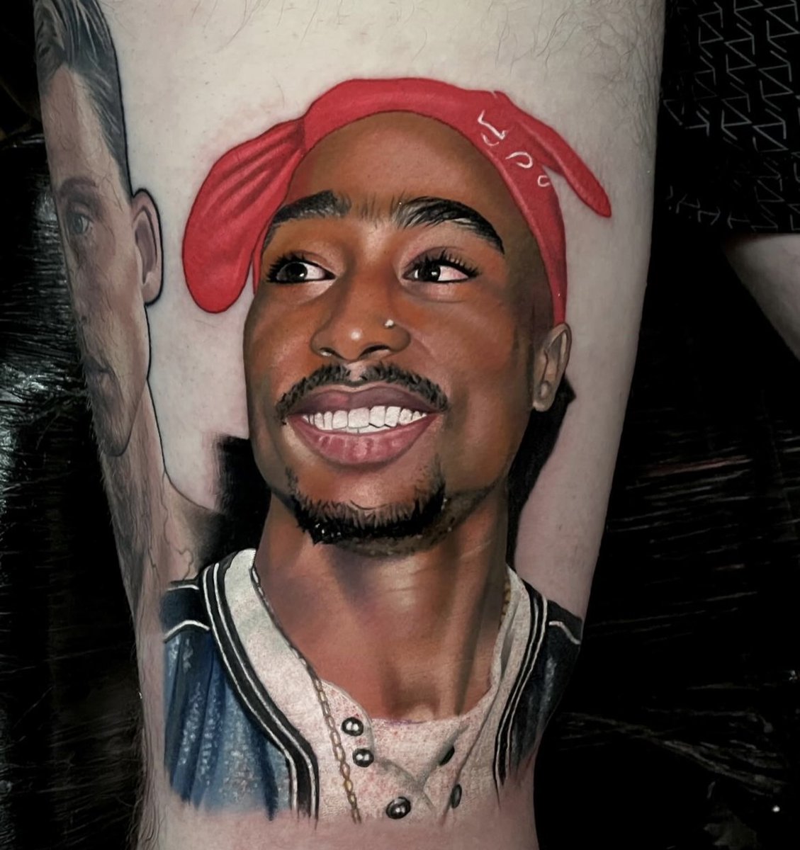 2PAC's tweet image. 1. @santacruzkustomclub - Stirling , Scotland
2. @kings_hand_tattoo - Vinkovci, Croatia
3. @siouxie__em - Chihuahua City, Mexico
4. @abiru_tattoo - Seoul, Korea