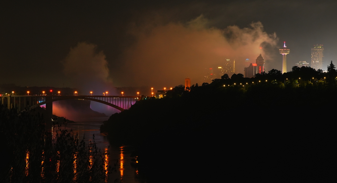 FototakerTony's tweet photo. After #thefireworks, all that remains is the #smoke... and not much more. Really! @NiagaraFalls @Canada #humo #attheFalls @SkylonTower @tourismNiagara @canada https://t.co/5cq5CfbEZE