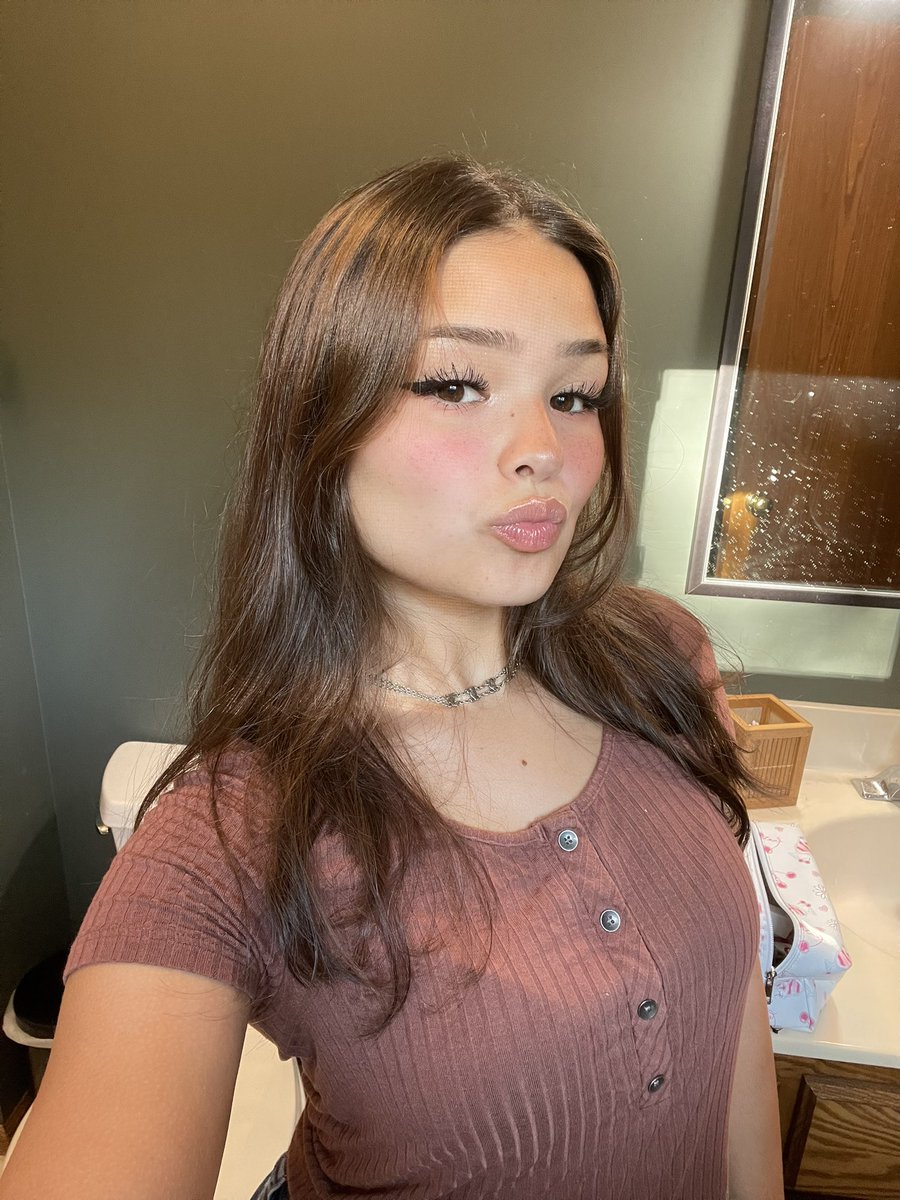 AngyKiaa's tweet photo. excuse my dirty mirror😔 https://t.co/BQZ8aguHIv