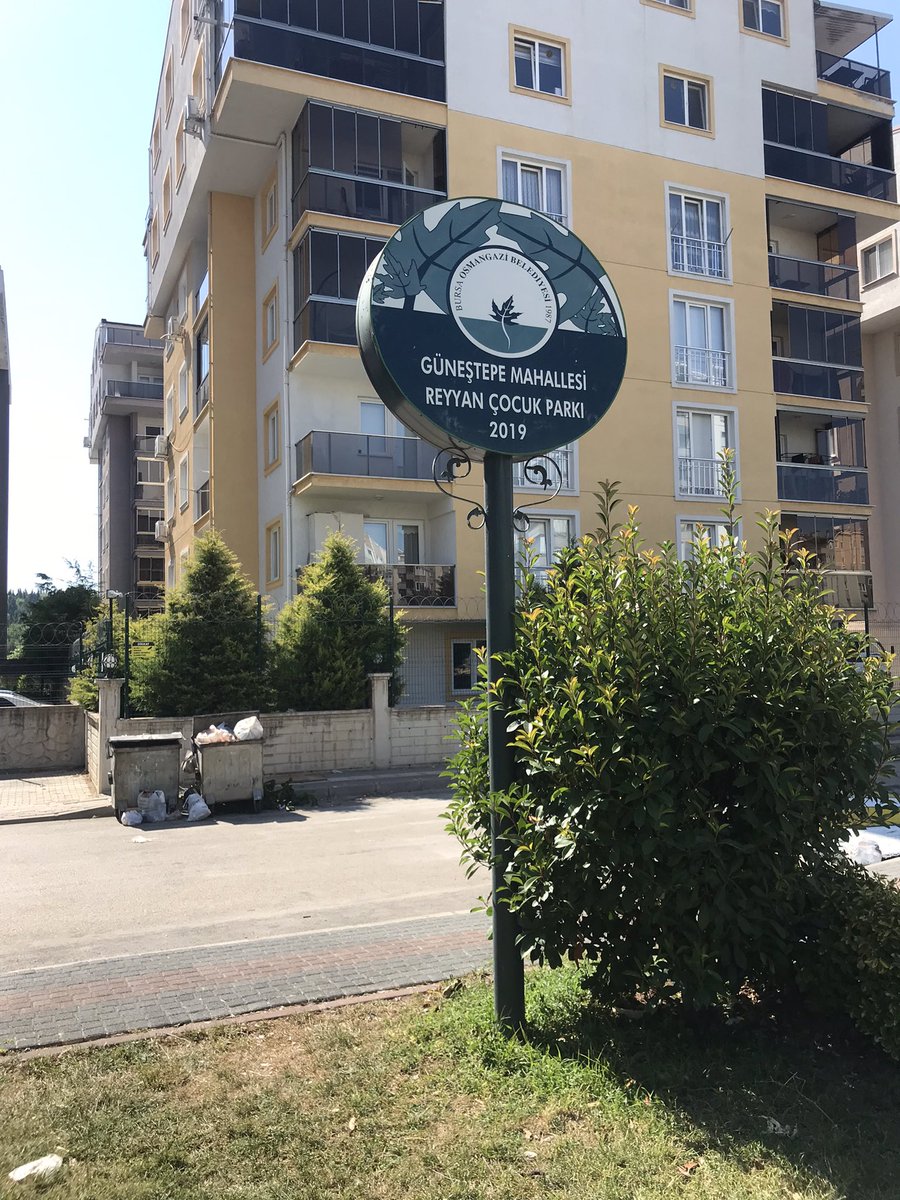 brkncmn's tweet photo. Sayın başkanım bu resimler çocuk parkında içi boş havuz ve çocuklar içine girip çıktığı için sürekli düşüyor ve yaralanıyor diğeri çıkıntılara çocuklar takılıp düşüyor bu otlarda içi pislik dolu ve tehlikeli aileler için korku yuvası oluyor bir el atsanız @erkanecz @OsmangaziBLD https://t.co/eT7lXxFC6E