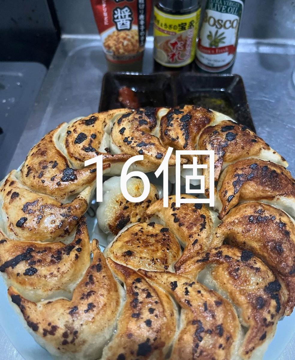 gyouzanohoueiat's tweet photo. お盆だけどGW ( #gyozaweek )🥰今日の #ぎょうざの焼き目は十人十色 は…

時に晩酌
時に���生日に
時にお使い物に選んで下さり
熱く熱く宝永の餃子を愛してくれる30代男性のお客さまより

⁡また１つ素敵な時間に乾杯
ありがとうございました🥂·͜· ♡⁡⁡⁡⁡
⁡❤Łơvє чơϋ❤️ https://t.co/bgc4Upeq8H