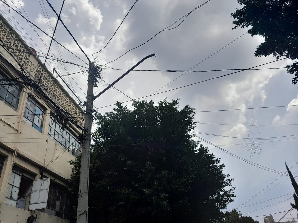 EAlexandro88's tweet photo. @TuAlcaldiaGAM sobre la calle Norte 84 A, entre Oriente 95 y Oriente 91, colonia Nva Tenochtitlan, el alumbrado público no está funcionado ya sea porque no sirven o no tienen las luminarias. @SOBSECDMX @CFEmx  @GobCDMX https://t.co/1HikwWCaRM